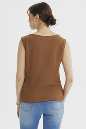 Polera mujer café con textura recogido en el pecho diseño sin mangas lisa ideal para un look casual fresco