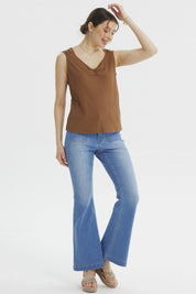 Polera mujer café con textura recogido en el pecho diseño sin mangas lisa ideal para un look casual fresco