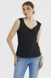 Polera negra de mujer sin mangas con textura y recogido en el pecho lisa ideal para un look casual elegante