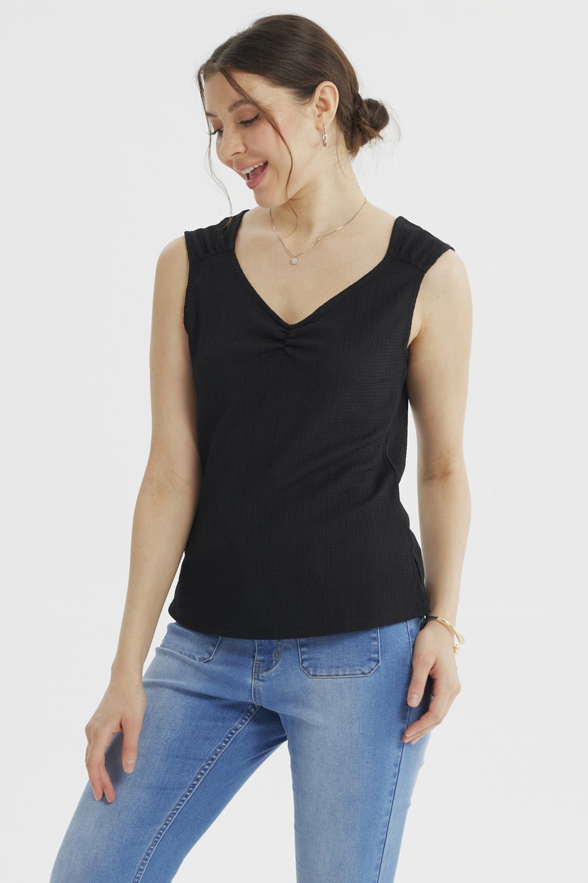 Polera negra de mujer sin mangas con textura y recogido en el pecho lisa ideal para un look casual elegante