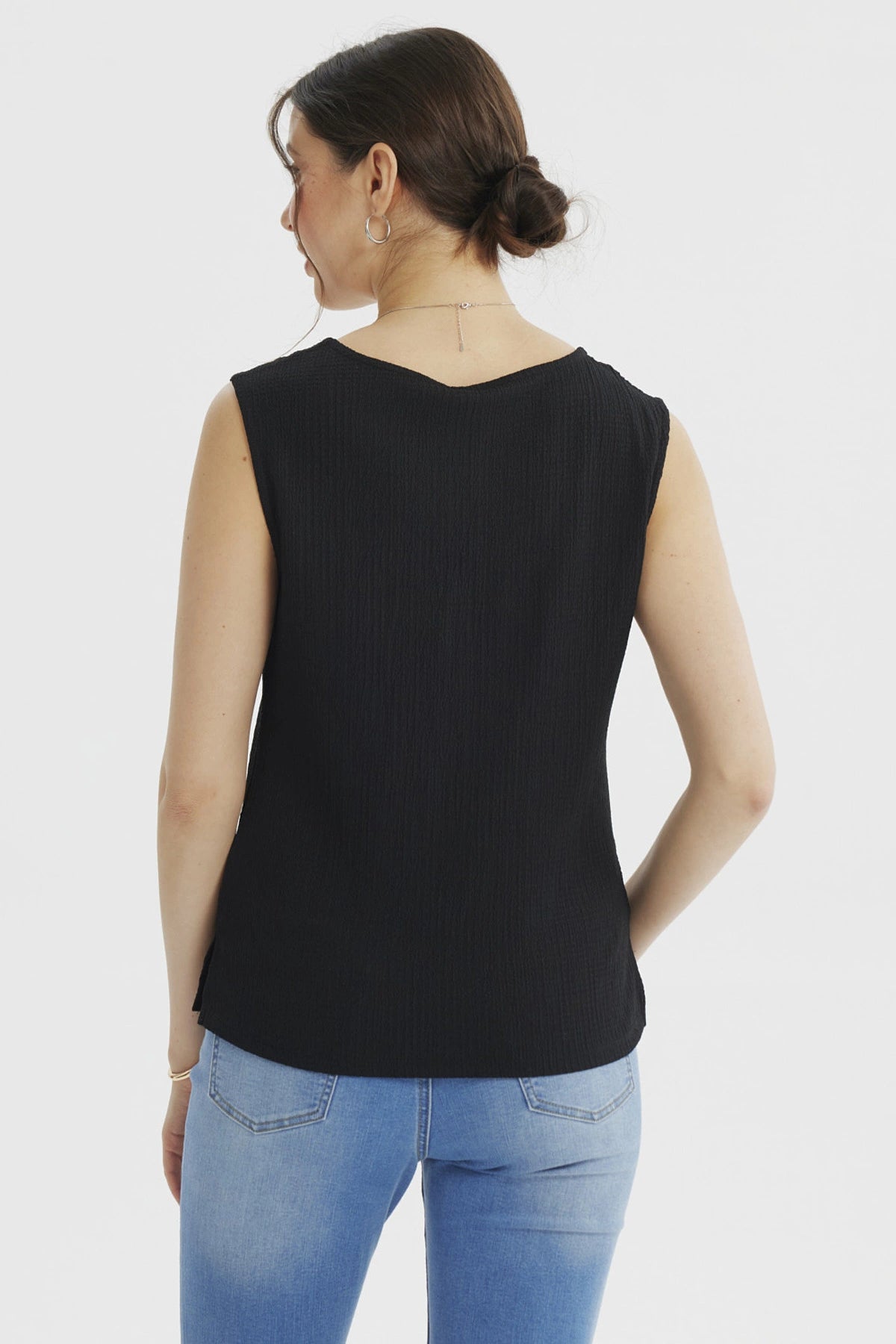 Polera negra de mujer sin mangas con textura y recogido en el pecho lisa ideal para un look casual elegante