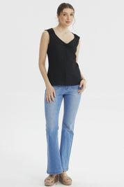 Polera negra de mujer sin mangas con textura y recogido en el pecho lisa ideal para un look casual elegante