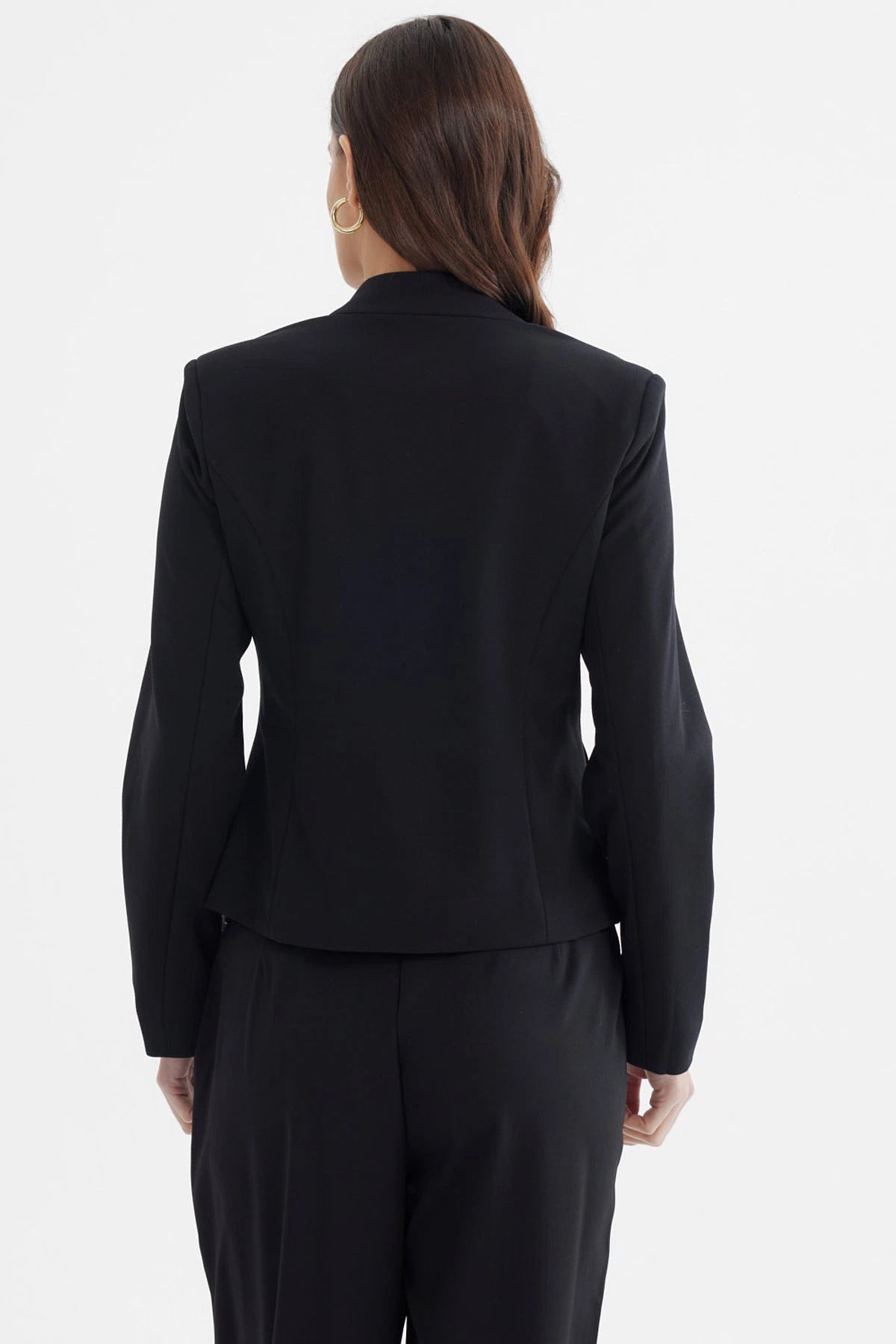Blazer negro de mujer con botones dorados y bolsillos delanteros estilo formal elegante sin estampa lisa