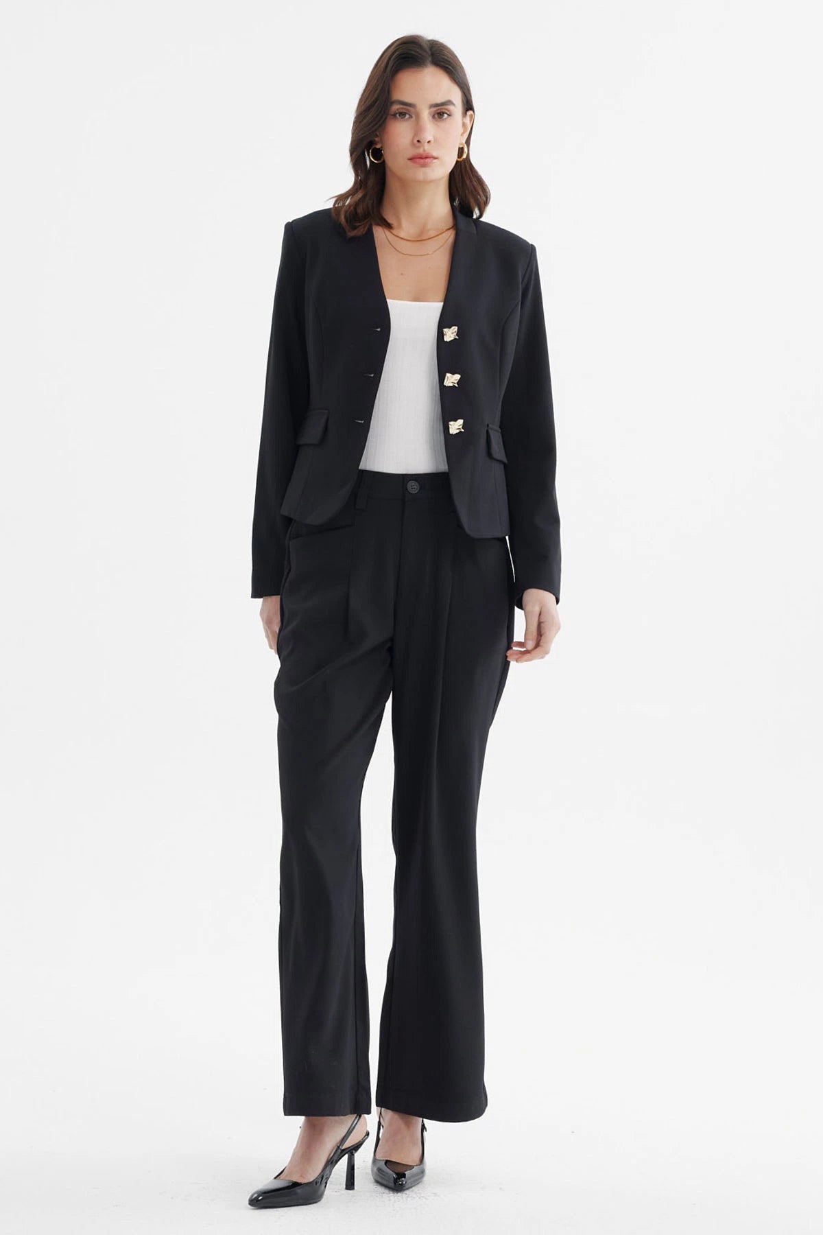Blazer negro de mujer con botones dorados y bolsillos delanteros estilo formal elegante sin estampa lisa