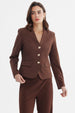 Blazer abotonado mujer color chocolate con bolsillos frontales y botones decorativos dorados sin estampa visible