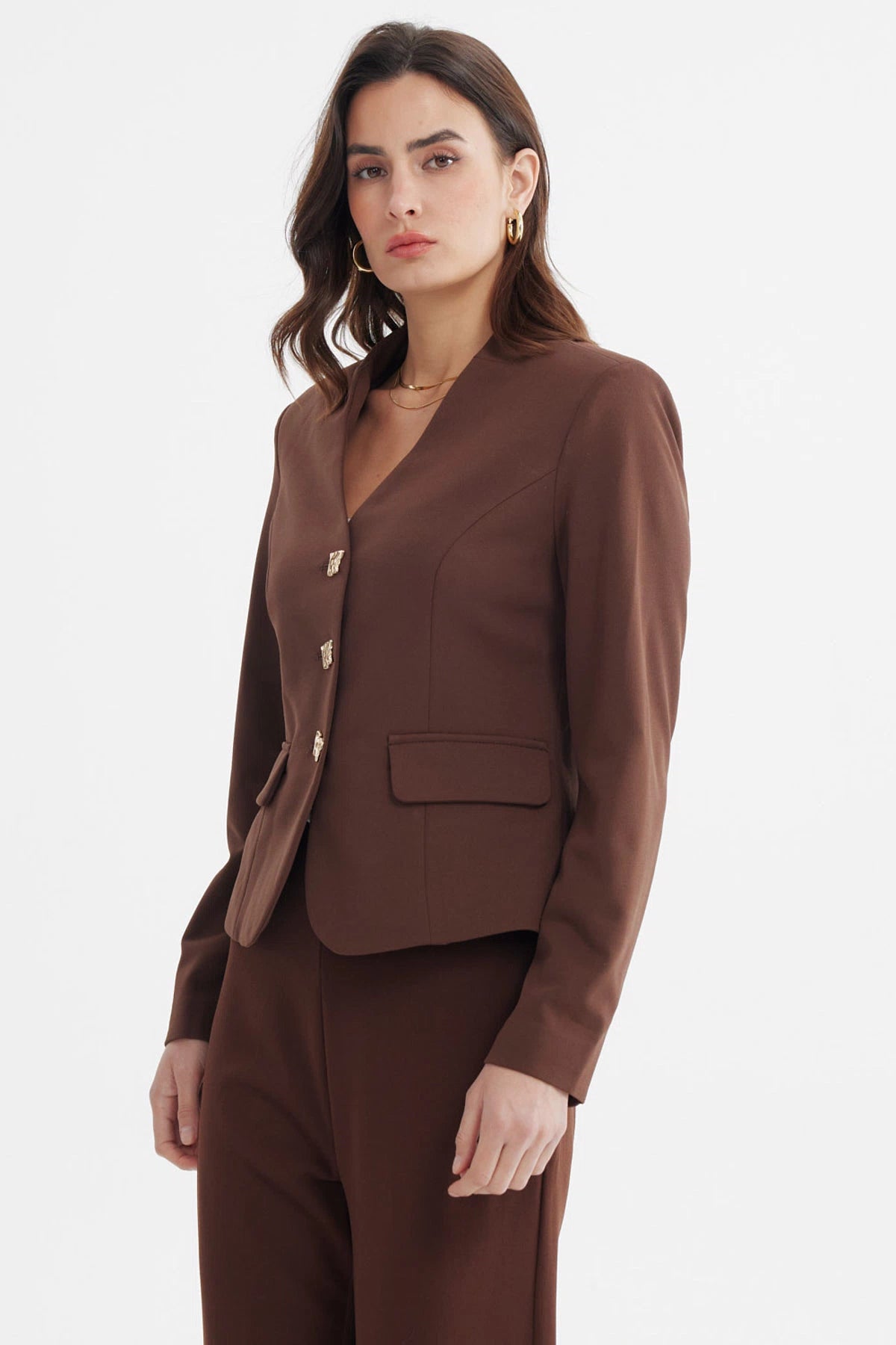 Blazer abotonado mujer color chocolate con bolsillos frontales y botones decorativos dorados sin estampa visible