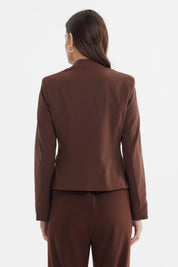 Blazer abotonado mujer color chocolate con bolsillos frontales y botones decorativos dorados sin estampa visible