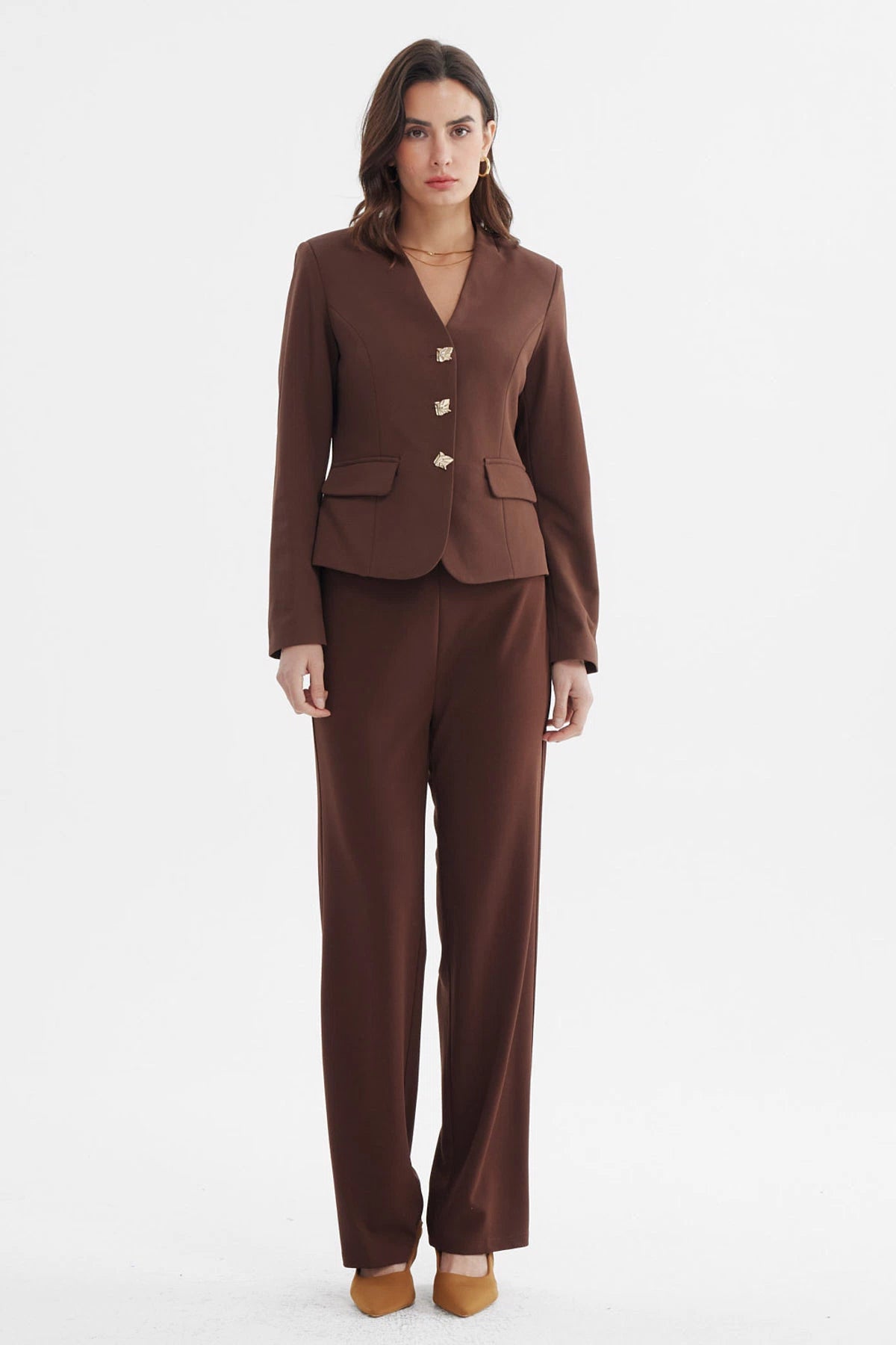 Blazer abotonado mujer color chocolate con bolsillos frontales y botones decorativos dorados sin estampa visible