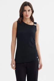 Polera ajustada sin mangas negra con detalle de broche en el hombro izquierdo lisa elegante y moderna