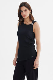 Polera ajustada sin mangas negra con detalle de broche en el hombro izquierdo lisa elegante y moderna