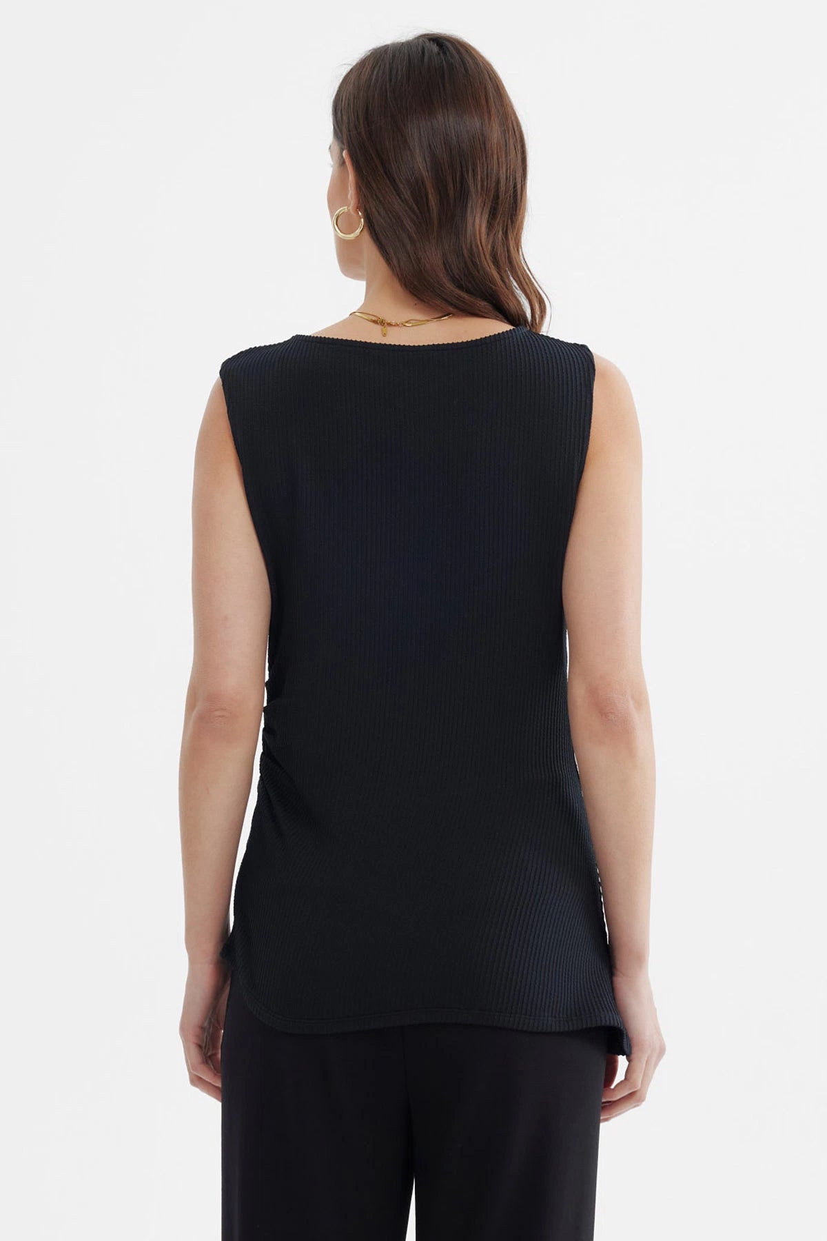 Polera ajustada sin mangas negra con detalle de broche en el hombro izquierdo lisa elegante y moderna