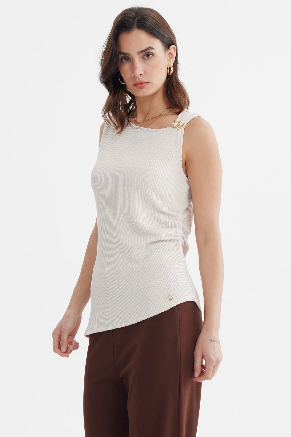 Polera mujer ajustada sin mangas arena diseño liso corte ceñido sin estampa visible