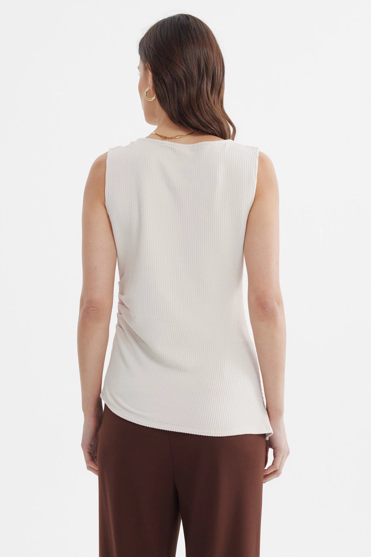 Polera mujer ajustada sin mangas arena diseño liso corte ceñido sin estampa visible