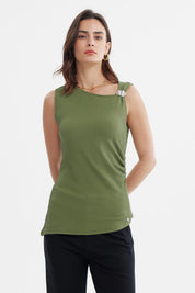 Polera ajustada sin mangas verde olivo con detalle de broche plateado en el hombro izquierdo prenda lisa