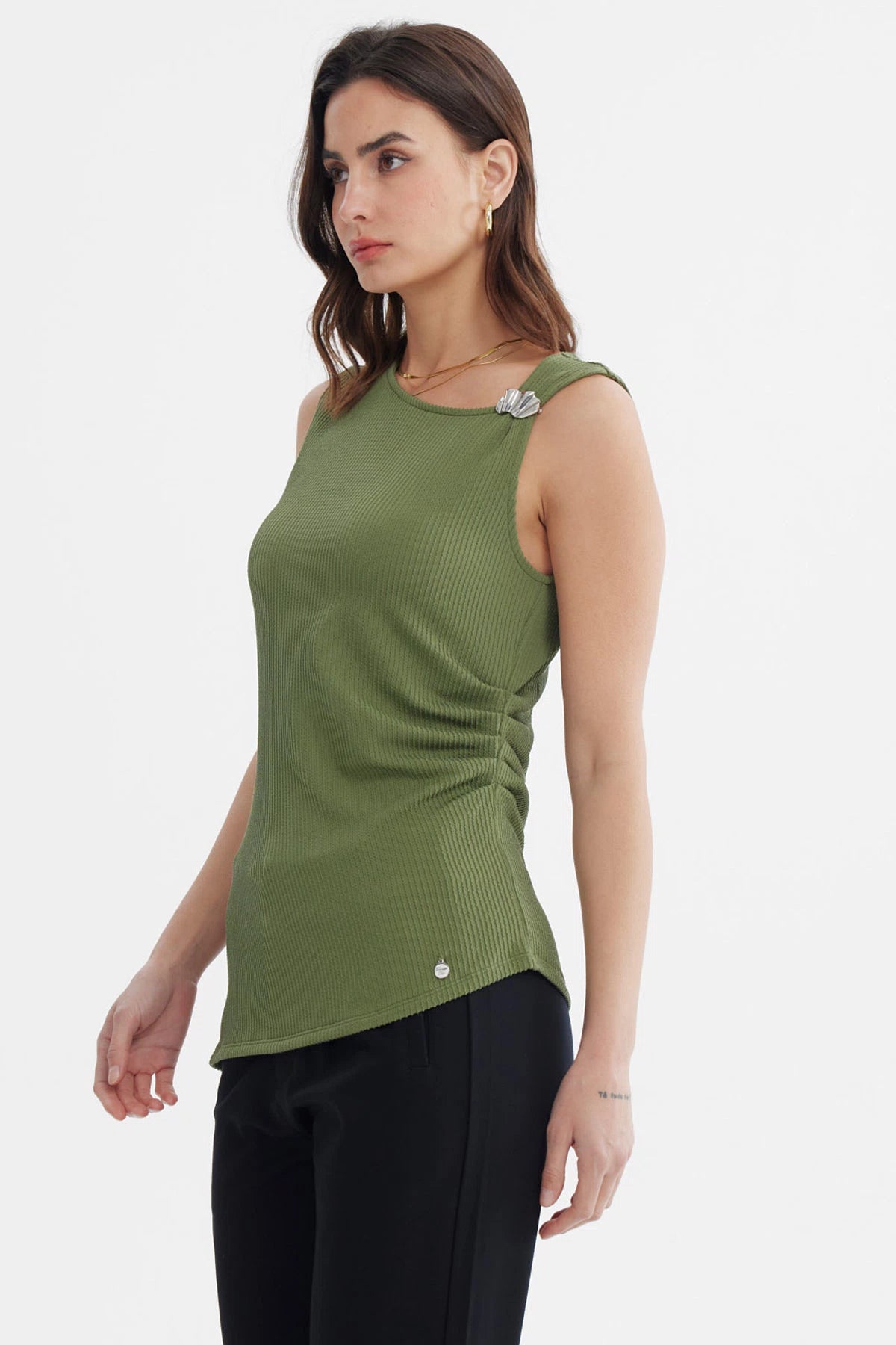 Polera ajustada sin mangas verde olivo con detalle de broche plateado en el hombro izquierdo prenda lisa