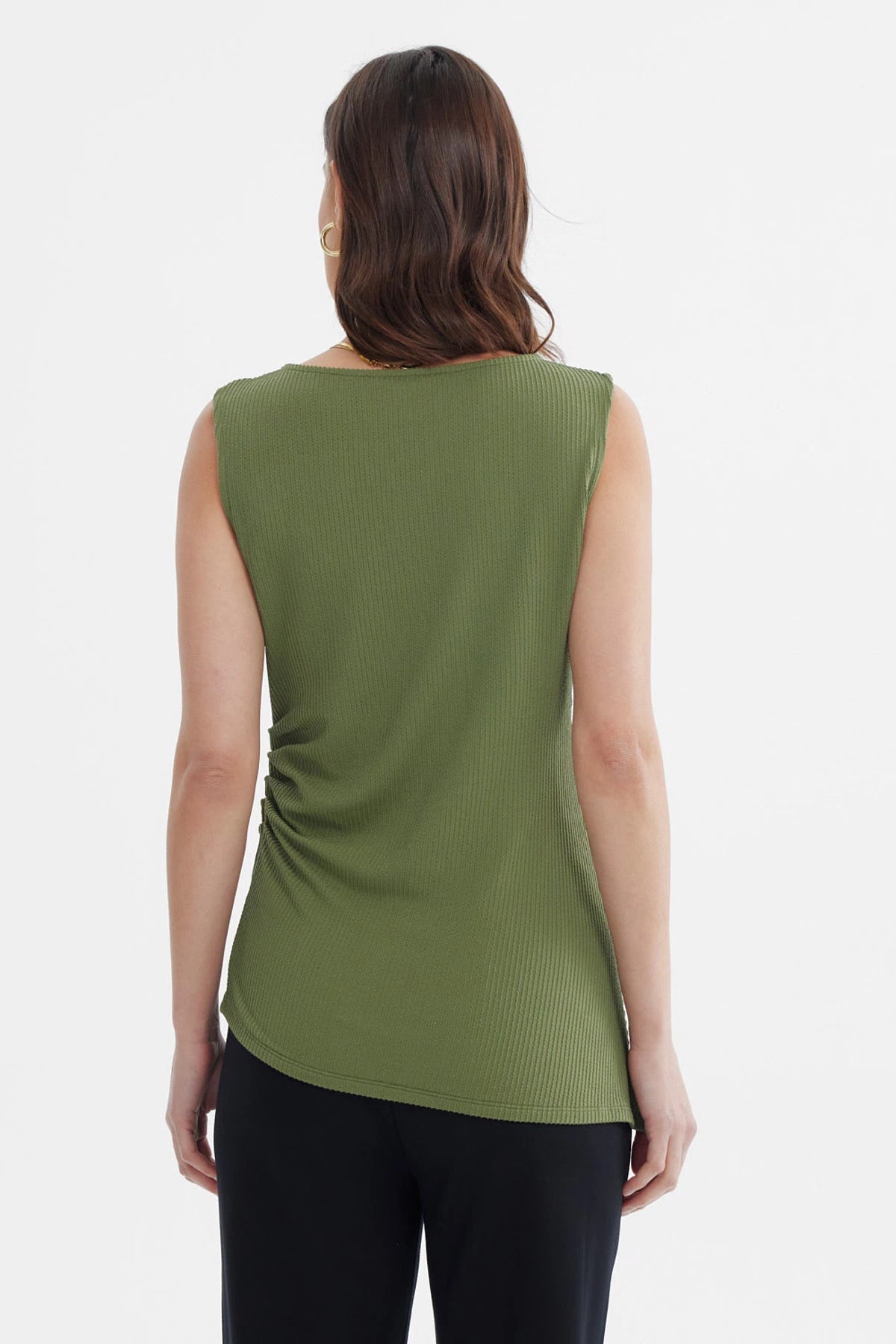 Polera ajustada sin mangas verde olivo con detalle de broche plateado en el hombro izquierdo prenda lisa
