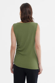 Polera ajustada sin mangas verde olivo con detalle de broche plateado en el hombro izquierdo prenda lisa