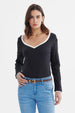 Polera ajustada negra de mujer con cuello V y borde blanco en el escote sin estampa visible