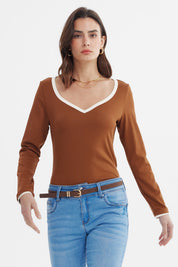 Polera ajustada café con cuello V y ribete blanco sin estampado visible elegante y moderna