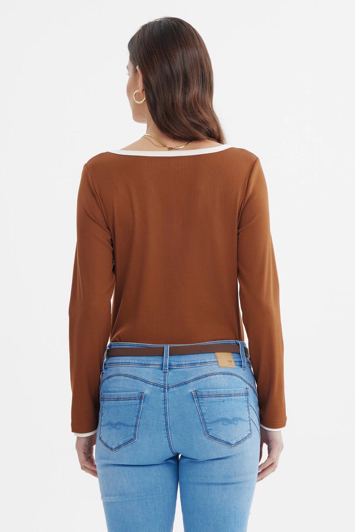 Polera ajustada café con cuello V y ribete blanco sin estampado visible elegante y moderna