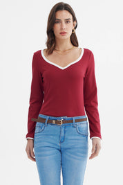 Polera ajustada burdeo de manga larga con cuello en V borde blanco sin estampa lisa elegante y moderna