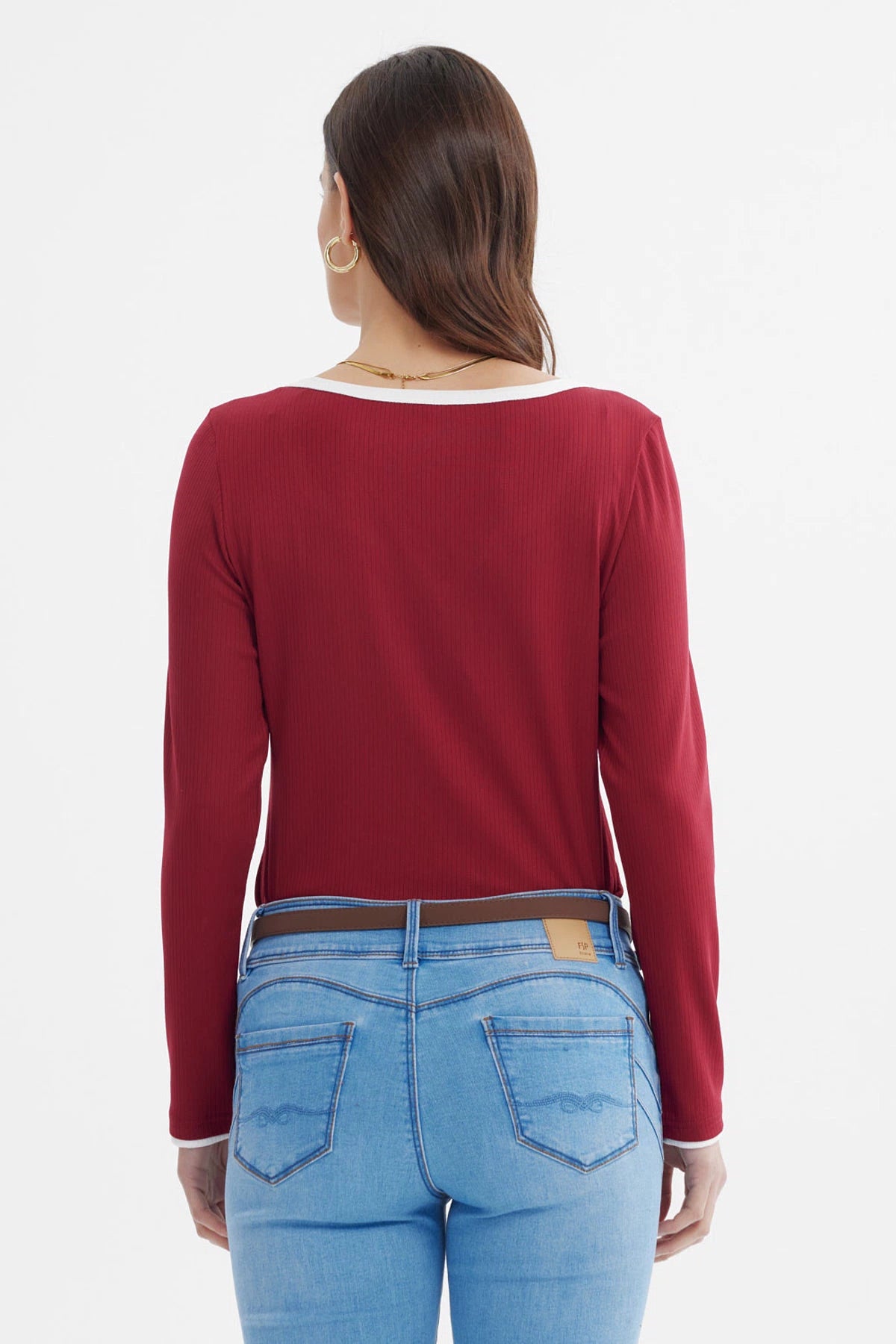 Polera ajustada burdeo de manga larga con cuello en V borde blanco sin estampa lisa elegante y moderna