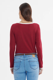 Polera ajustada burdeo de manga larga con cuello en V borde blanco sin estampa lisa elegante y moderna