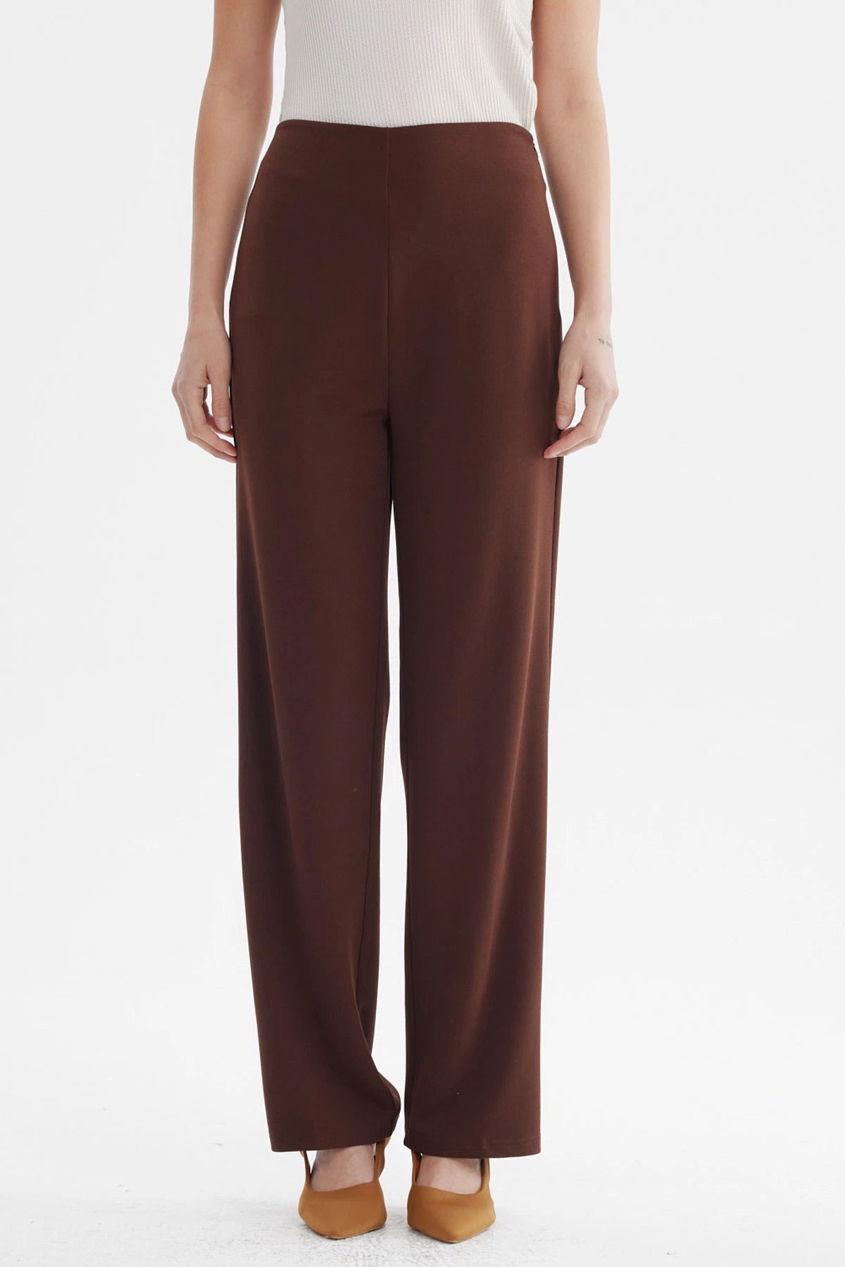 Pantalón recto chocolate liso para mujer con corte clásico sin estampado visible ideal para un look elegante y cómodo