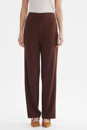 Pantalón recto chocolate liso para mujer con corte clásico sin estampado visible ideal para un look elegante y cómodo