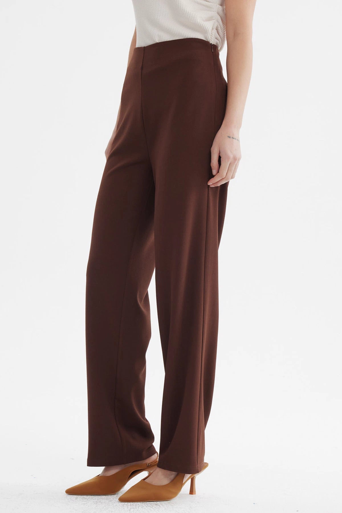 Pantalón recto chocolate liso para mujer con corte clásico sin estampado visible ideal para un look elegante y cómodo