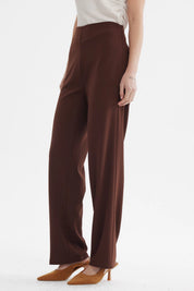 Pantalón recto chocolate liso para mujer con corte clásico sin estampado visible ideal para un look elegante y cómodo