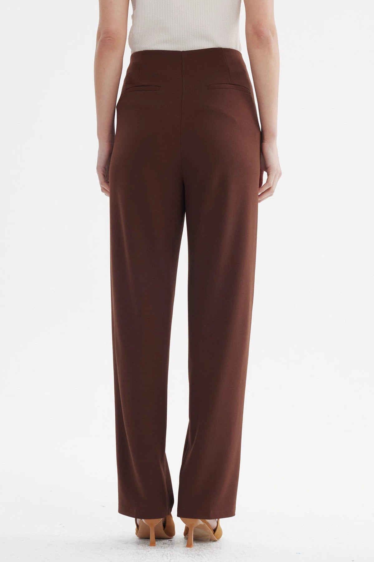 Pantalón recto chocolate liso para mujer con corte clásico sin estampado visible ideal para un look elegante y cómodo