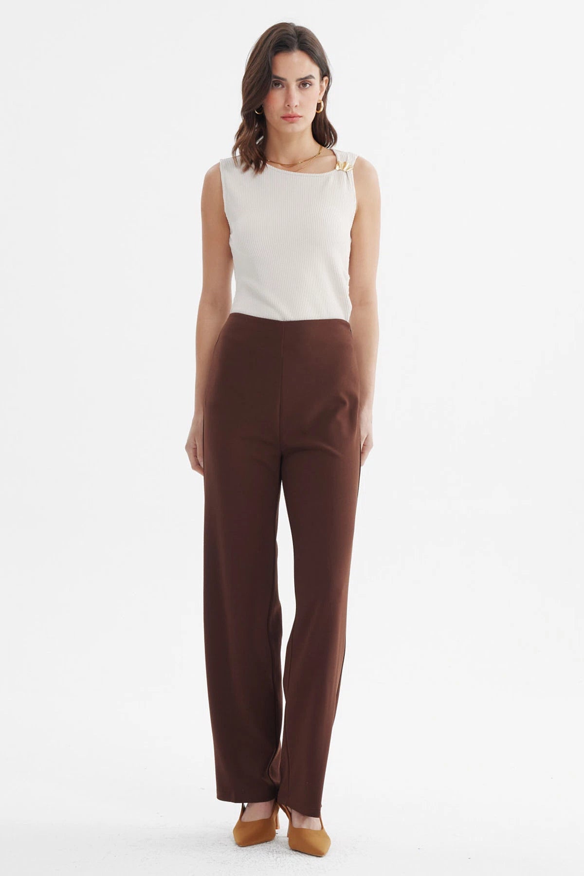 Pantalón recto chocolate liso para mujer con corte clásico sin estampado visible ideal para un look elegante y cómodo