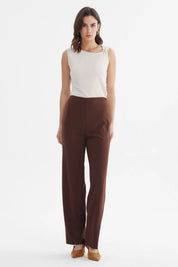 Pantalón recto chocolate liso para mujer con corte clásico sin estampado visible ideal para un look elegante y cómodo