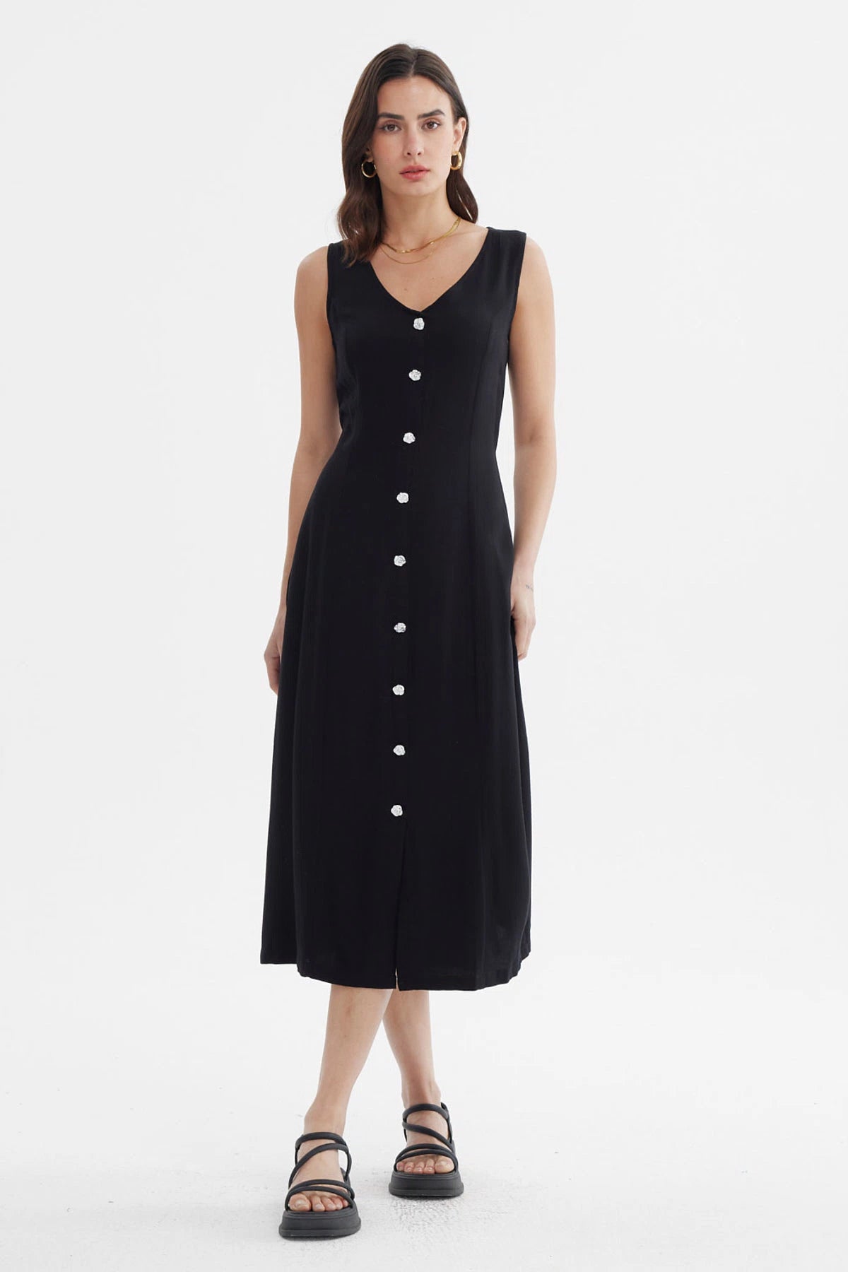 Vestido negro sin mangas con botones blancos al frente estilo minimalista diseño ajustable liso