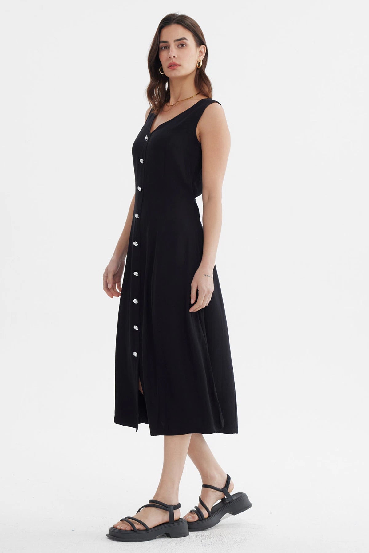 Vestido negro sin mangas con botones blancos al frente estilo minimalista diseño ajustable liso
