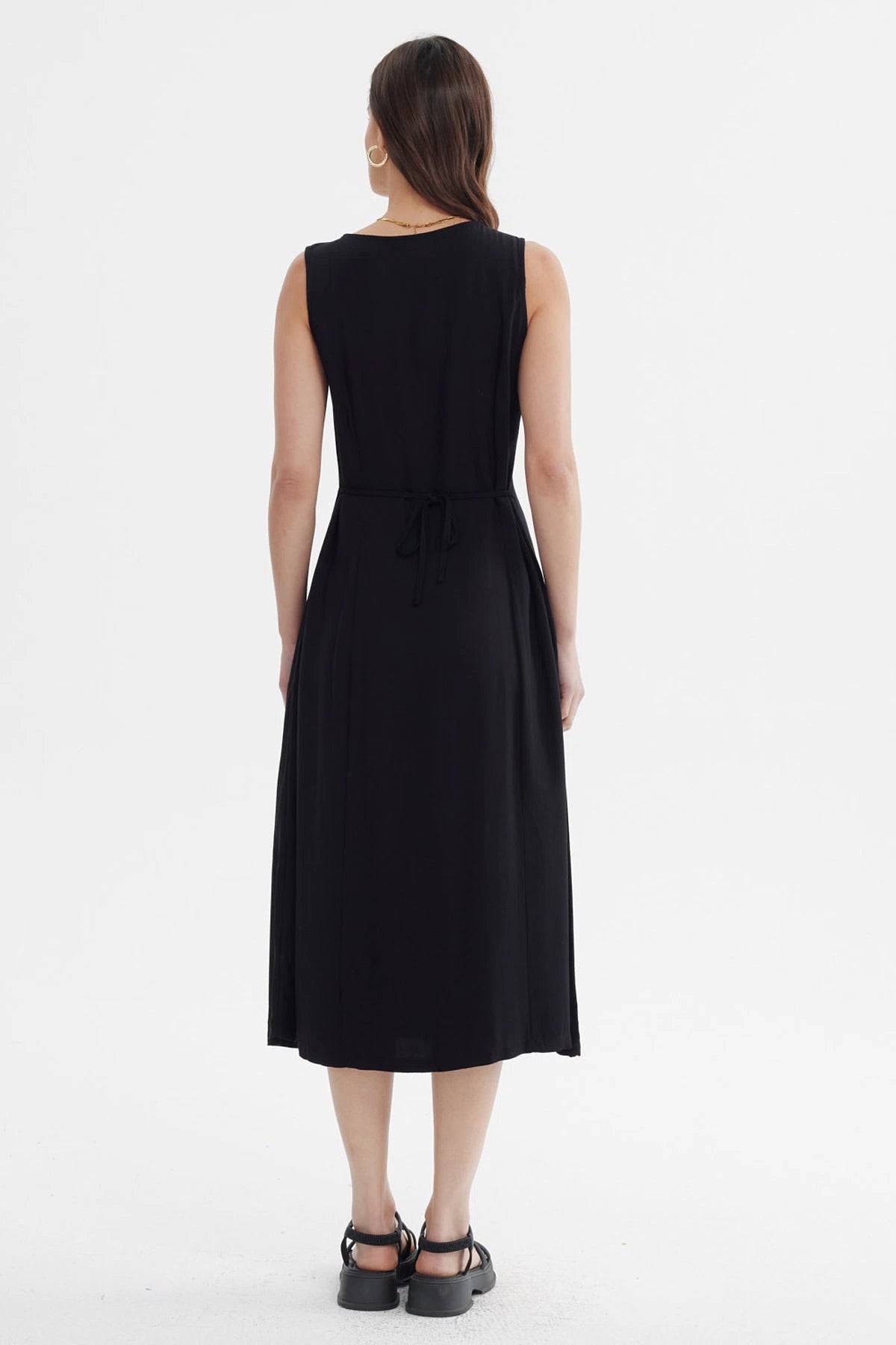Vestido negro sin mangas con botones blancos al frente estilo minimalista diseño ajustable liso