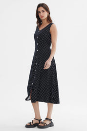 Vestido negro sin mangas con botones blancos al frente y diseño de lunares pequeños blancos