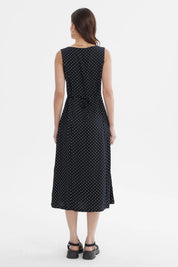 Vestido negro sin mangas con botones blancos al frente y diseño de lunares pequeños blancos