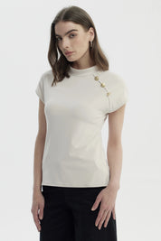 Polera Mujer Cuello Alto Con Aplicación Arena