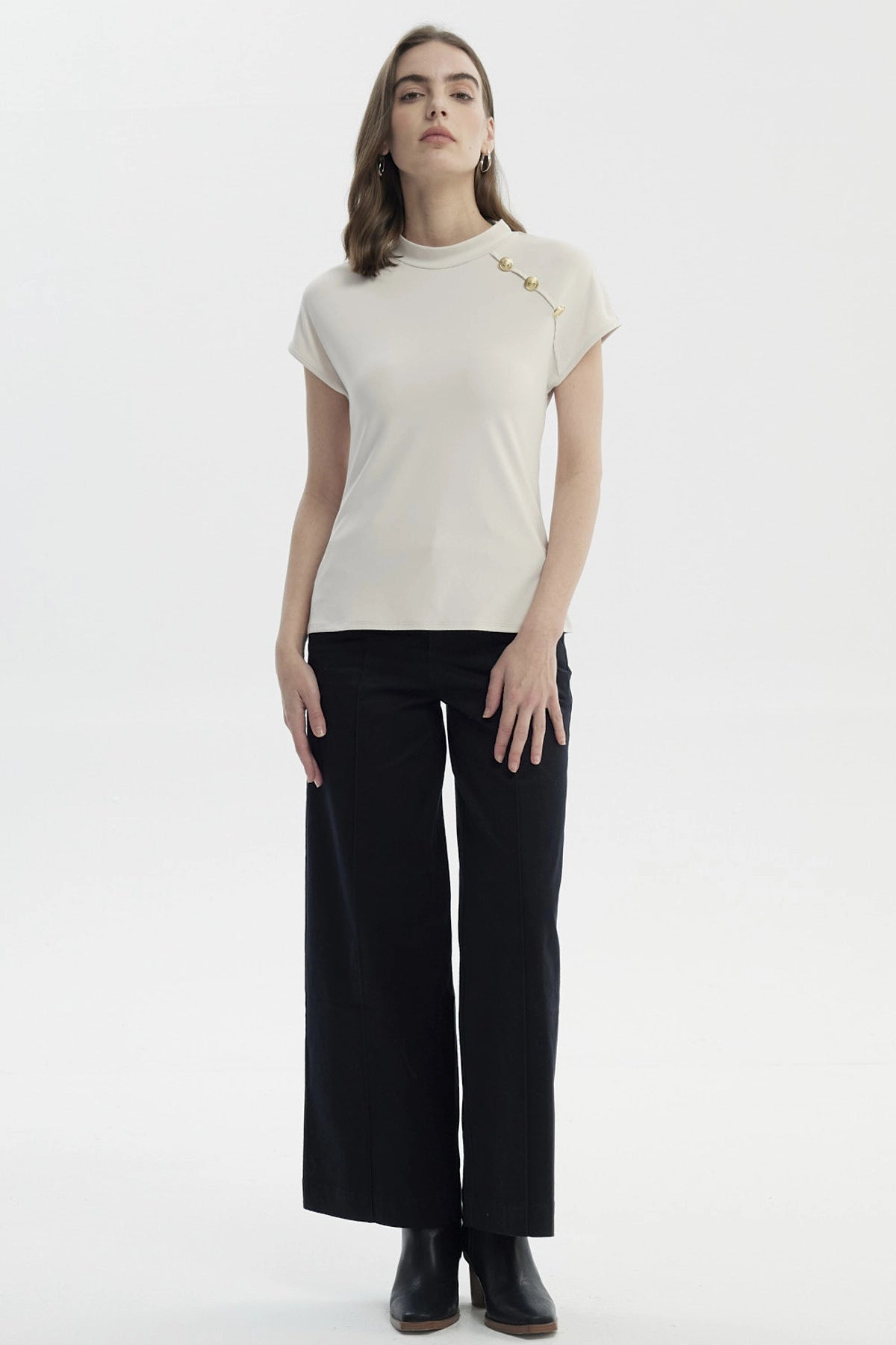 Polera Mujer Cuello Alto Con Aplicación Arena
