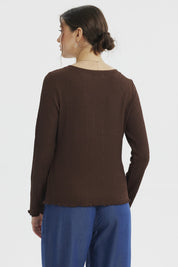 Polera mujer textura chocolate manga larga sin estampa lisa ideal para un look casual y relajado