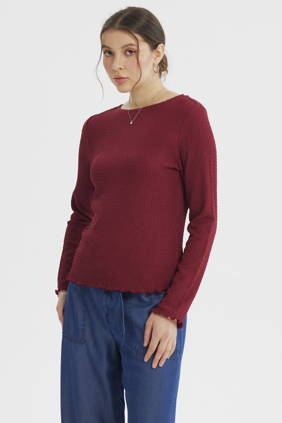 Polera mujer burdeo de textura con manga larga y cuello redondo sin estampa lisa y ajustada al cuerpo