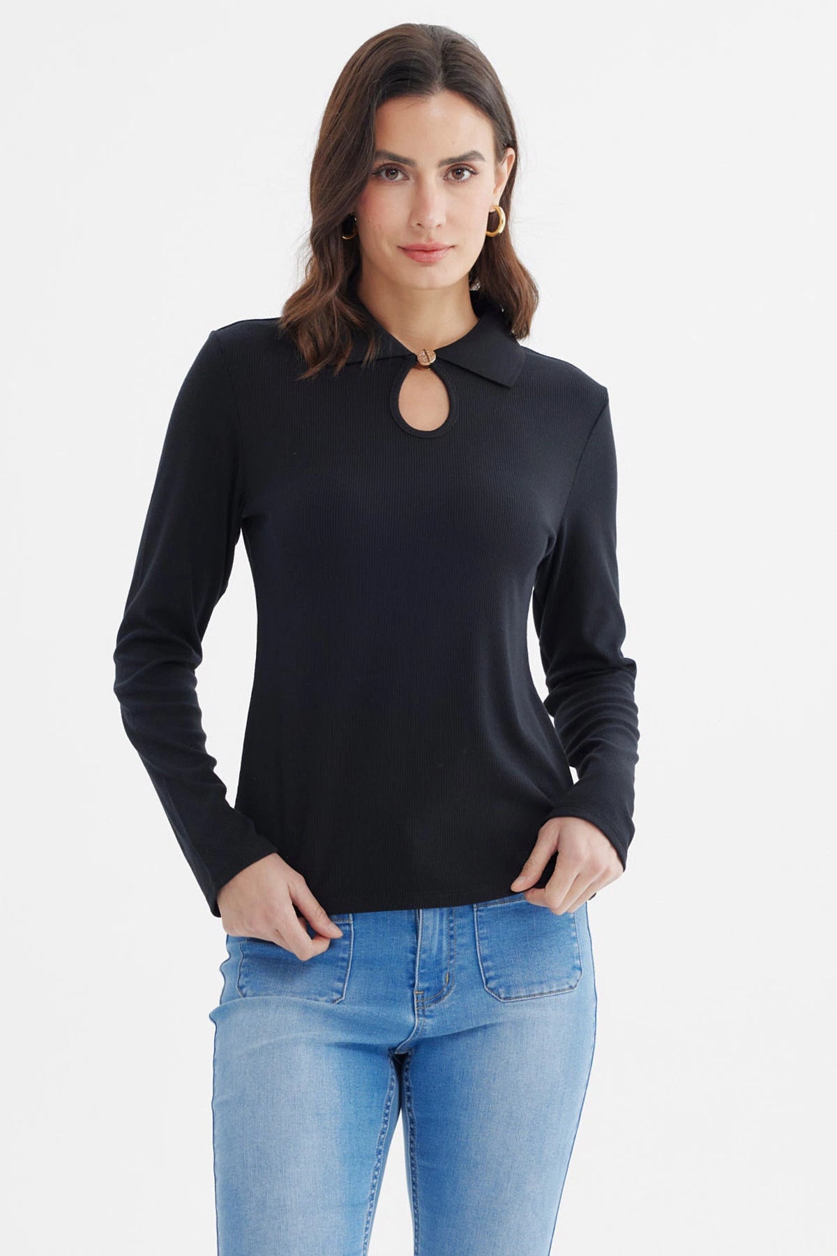 Polera negra de manga larga con detalle de abertura en el cuello escote sin estampa lisa y elegante