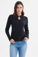 Polera negra de manga larga con detalle de abertura en el cuello escote sin estampa lisa y elegante