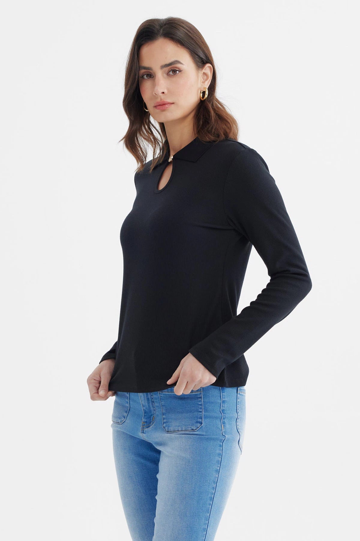 Polera negra de manga larga con detalle de abertura en el cuello escote sin estampa lisa y elegante
