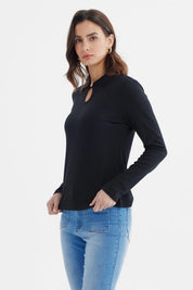 Polera negra de manga larga con detalle de abertura en el cuello escote sin estampa lisa y elegante