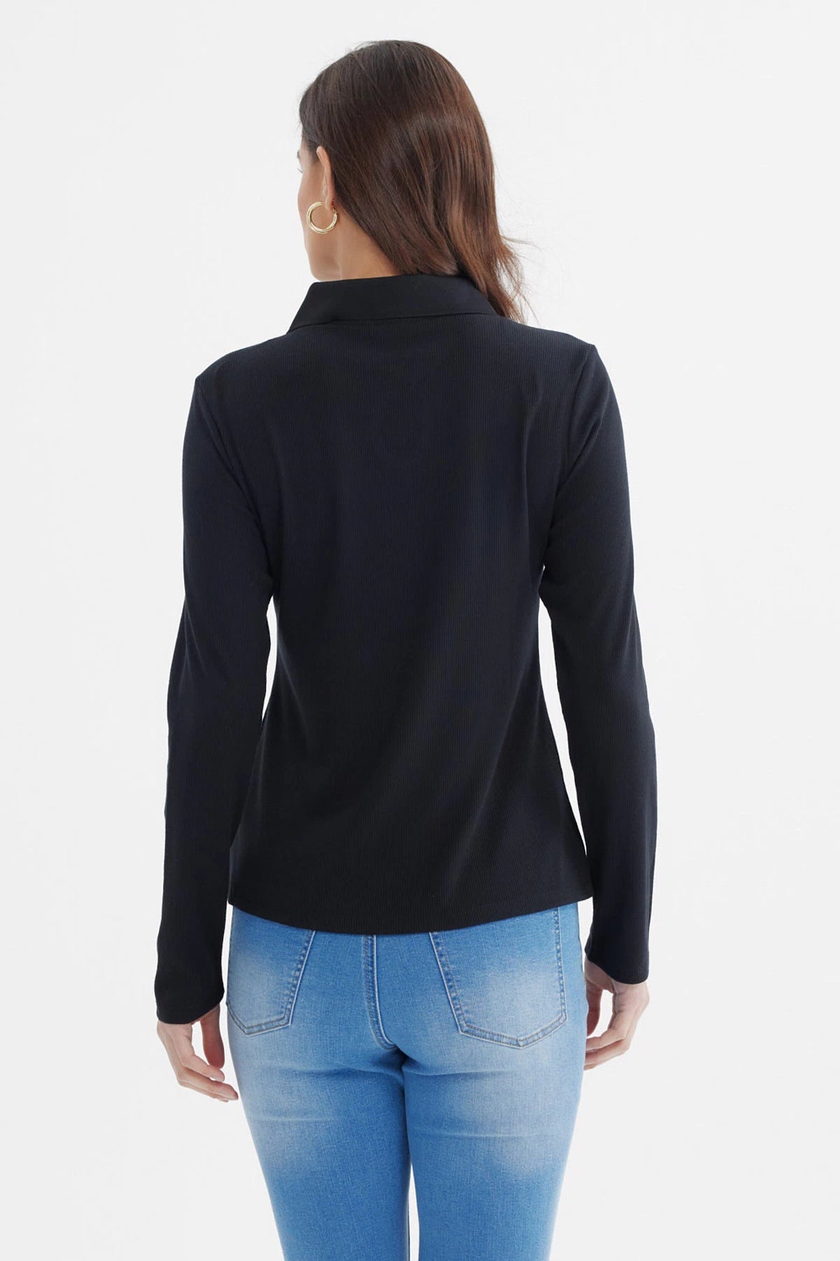 Polera negra de manga larga con detalle de abertura en el cuello escote sin estampa lisa y elegante