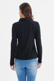 Polera negra de manga larga con detalle de abertura en el cuello escote sin estampa lisa y elegante