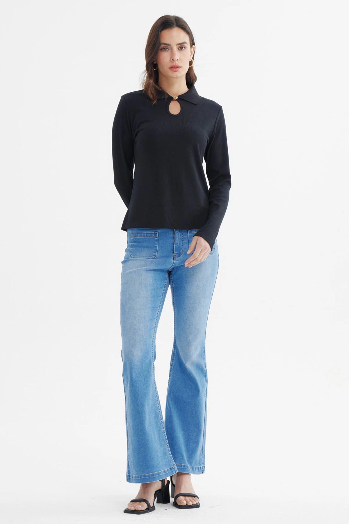 Polera negra de manga larga con detalle de abertura en el cuello escote sin estampa lisa y elegante